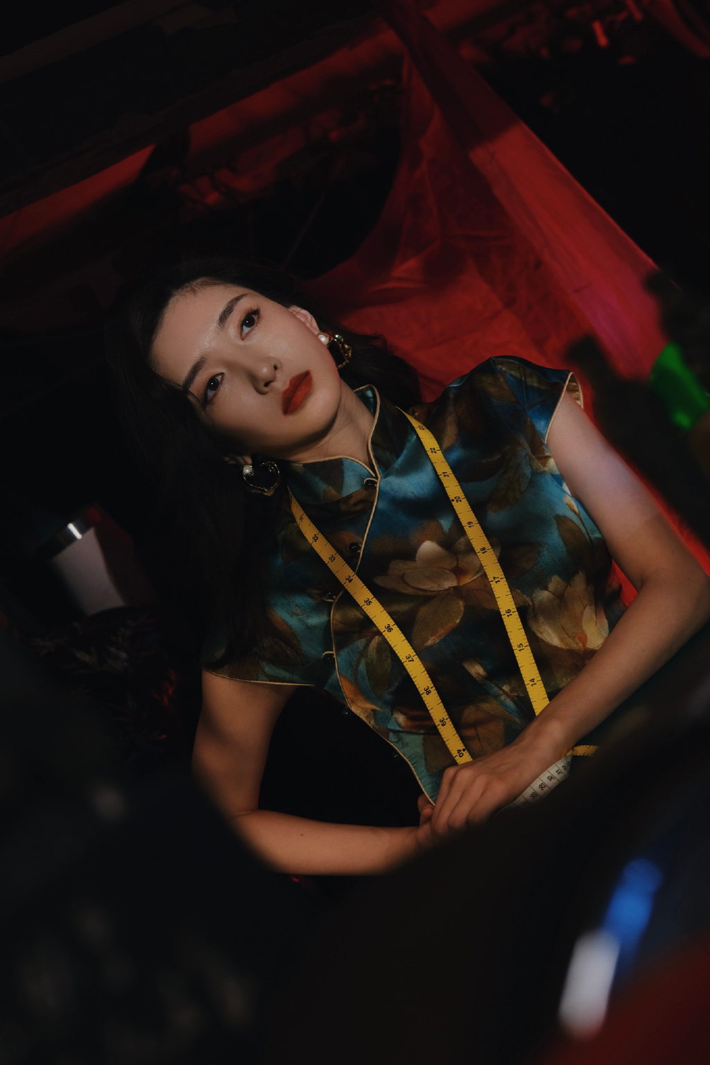 江疏影夜上海大片 完美演绎了旗袍里的韵味与浪漫
